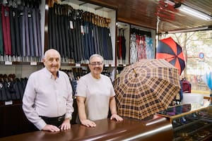 La paragüería más antigua de la ciudad sigue vigente y ofrece modelos únicos, de hasta un millón de pesos