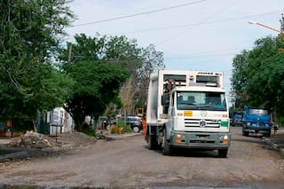 Milagro en Cipolletti: lo aplastó el camión de basura y salió ileso
