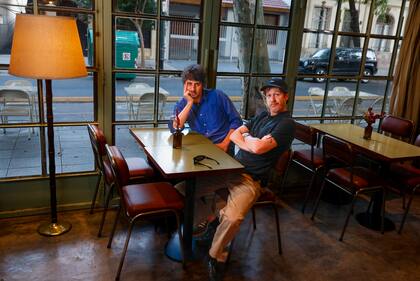 Eligen la independencia financiera y, sin firmar con un sello, conservan el dominio total de los derechos de su música