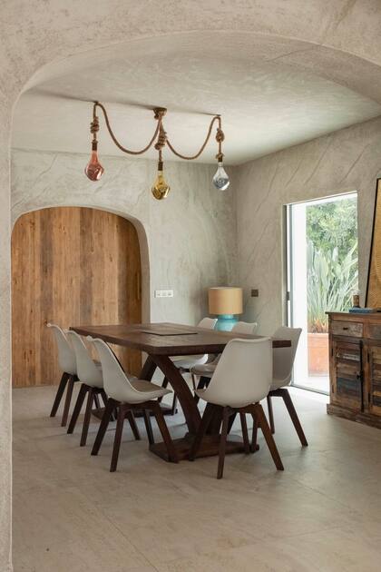 Eligieron carpinterías de aluminio en tono champán para mimetizarlas (Panoramah!). Mesa y sillas, lámpara de techo (Maisons du Monde).