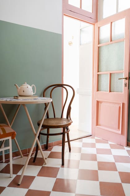 Eligieron un piso de estilo vintage (Mosaicos Andes). “Muchos nos preguntan si es el original y ahí sentimos que lo logramos”, cuenta Zule