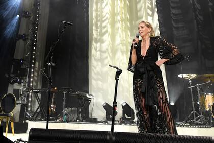 Eligió un vestido negro con transparencias y apliques