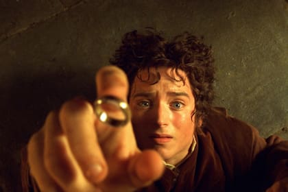 Elijah Wood como Frodo Bolson y el anillo cuyo origen será contado en esta nueva serie de Amazon