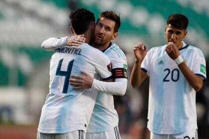 Final! Victoria de la selección, y el capitán se abraza con Montiel; detrás, el dínamo del medio, el mejor socio de Messi en La Paz: Exequiel Palacios
