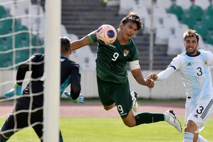 El excelente cabezazo de Marcelo Martins, facilitado por la falta de marca argentina, se transformará en el 1-0 momentáneo de Bolivia, que perdería a pesar de jugar en La Paz.