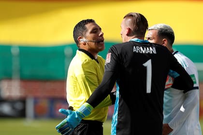 Diego Mirko Haro sancionó a Franco Armani por haber tomado lo que el juez entendió como un pase atrás directo, pero la pelota había dado en un boliviano; ante la protesta del arquero y de Leandro Paredes, el árbitro anuló el tiro libre indirecto y concedió un pique no disputado.