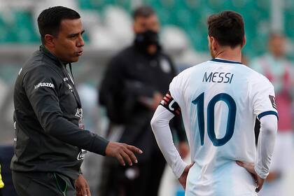 El venezolano César Farías, seleccionador de Bolivia, dice algo a Lionel Messi; una instrucción seguramente no es.
