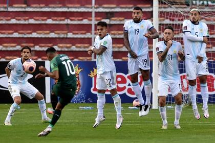 Ejecuta Rudy Cardozo y se desarma la barrera argentina (Lautaro Martínez, Nicolás Otamendi, Lucas Ocampos y Leandro Paredes); en la altura, la pelota se eleva fácilmente.