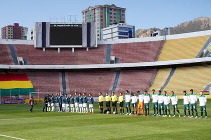 La presentación de la Argentina y Bolivia en el Hernando Siles, de La Paz, frente a... cero espectadores (presenciales).
