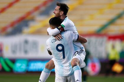 Messi se cuelga en un abrazo de Joaquín Correa, autor del gol del triunfo de la Argentina ante Bolivia.