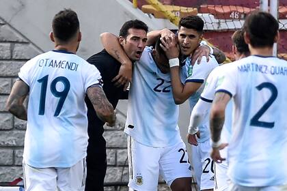 Scaloni y Palacios abrazan a Lautaro Martínez, tras el gol del empate parcial en La Paz. Fue su décimo gol en la selección.