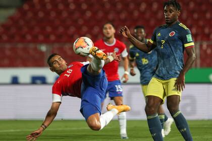 Una pirueta de Sebastián Vegas frente a Duván Zapata en el único empate de la jornada, el 2-2 entre chilenos y colombianos.