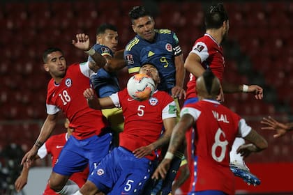 Casi un line-out de rugby: la pelota da en Paulo Díaz, a quien Radamel Falcao García supera en el salto; el colombiano amargó a Chile con un gol a los 46 minutos del segundo tiempo.