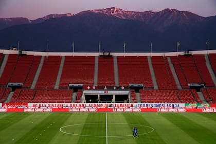 El Estadio Nacional de Chile, en Santiago, vacío ante la magnificencia de los Andes como fondo.