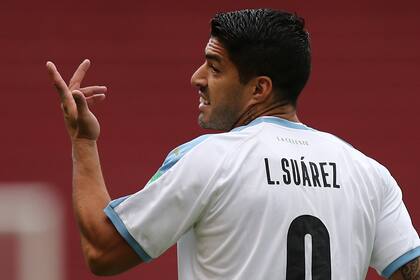 Luis Suárez convirtió dos penales y suma tres en dos fechas, pero no le alcanzaron a Uruguay, que en Quito resignó tempranamente su invicto en la eliminatoria.