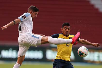 Pierna fuerte: Federico Valverde encarna la clásica reciedumbre uruguaya, ante el ecuatoriano Ángel Mena.