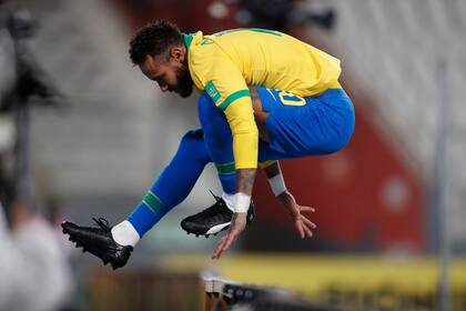 Parece un velocista de 110 metros con vallas, pero es un futbolista, y de los mejores del mundo: Neymar definió para Brasil el compromiso contra Perú en Lima.