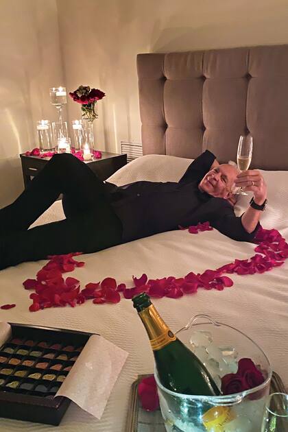 Con un corazón de pétalos de rosas en la cama, los festejos terminaron a la luz de las velas en la intimidad