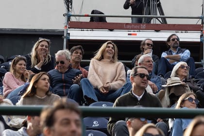 Elina Blaquier, Nacho Figueras, Delfina Blaquier y Eduardo Blaquier compartieron risas desde la tribuna. Abajo se la ve a Mia Cambiaso, que también alentó a su novio, Tomás Panelo, que jugó (y ganó) más tarde con su equipo, UAE Polo.