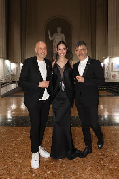 Elina Costantini, creadora de la Semana de la Alta Costura, junto al diseñador Fabian Zitta y Charly Fonseca, su pareja desde hace 20 años