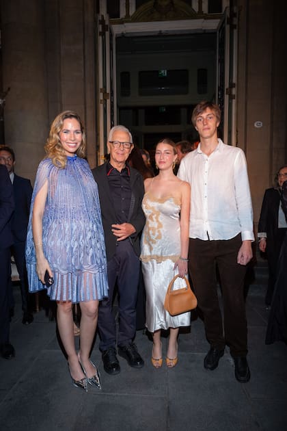 Elina Costantini junto a Eduardo Costanini y sus nietos, Candelaria y Joaquín Muniz Barreto