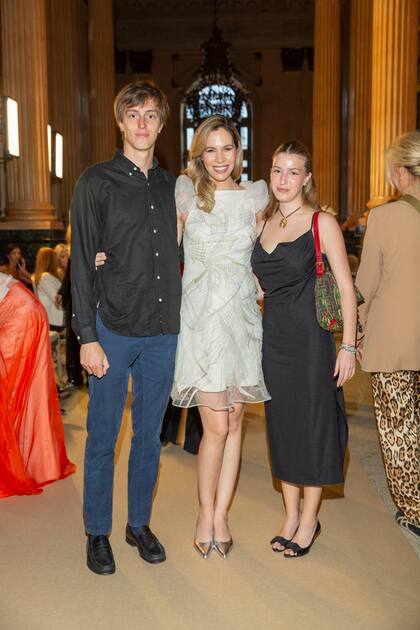 Elina Costantini junto a Joaquín y Candelaria Muniz Barreto