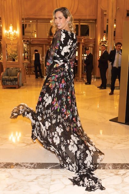 Elina Costantini también eligio un vestidazo de Gino Bogani con escote profundo y gran cola