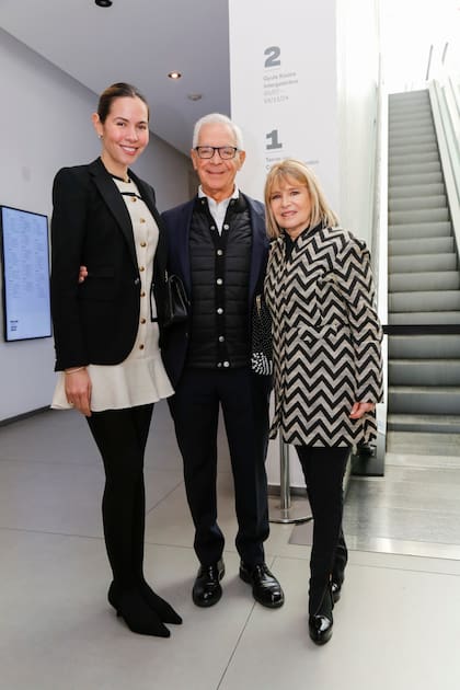 Elina y Eduardo Costantini junto a Elena de Esteves en la presentacion de la Sala Ricardo Esteves en Malba. “Con Ricardo hablamos de las obras, de las compras de las obras, de todo eso que a él le encanta. Ricardo Esteves es una figura clave en Malba”