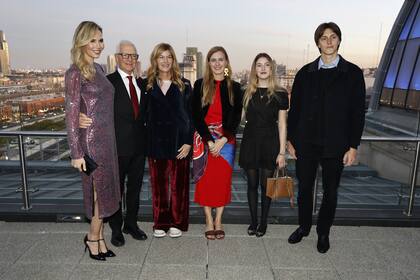 Elina y Eduardo Costantini junto a Soledad Costantini y sus hijos Delfina, Candelaria y Joaquín Muniz Barreto