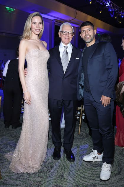 Elina y Eduardo Costantini saludaron a Sergio "Kun" Agüero, quien fue con su hijo, Benjamín