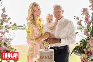 Elina y Eduardo posan felices con Kahlo Milagro, de 10 meses