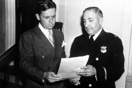 Eliot Ness junto al capitán Arthur Roth, de la policía de Cleveland, en 1940