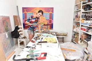 La economista que transforma materiales desechados en collages y ensamblajes multicolores y ultrarecargados