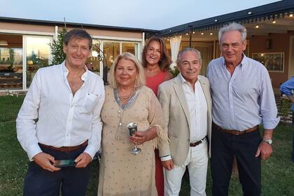 Elisa Carrió en su casa de Capilla del Señor, junto a Pablo Torello (Pro), Marcela Campagnoli (CC-ARI), Atilio Benedetti y Mario Barletta (ambos de la UCR)