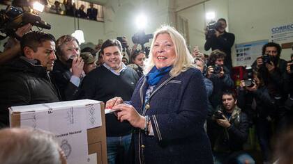 Elisa Carrió votó en una escuela de Recoleta