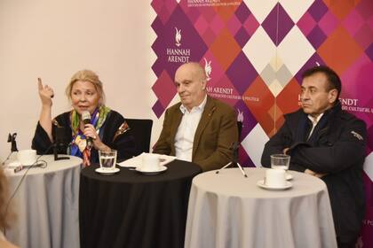 Elisa Carrió, Hernán Lombardi y Mario Quintana, durante el encuentro del Instituto Hannah Arendt