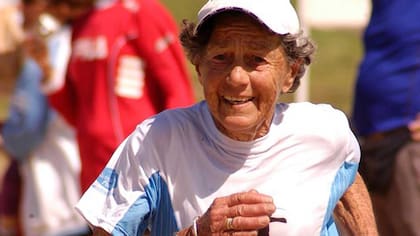 Elisa Forti y a sus 82 años cruzó por cuarta vez corriendo la Cordillera de los Andes