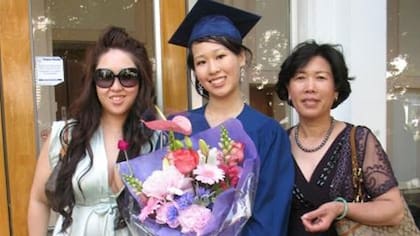 Elisa Lam junto a parte de su familia, tras graduarse