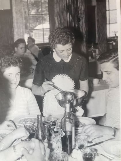 Elisa "Licha" Blasquiz, mamá de Linda, en el restaurante del Hotel Tronador