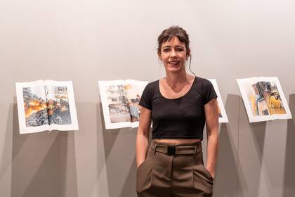 Elisa O´Farrell, una de las artistas premiadas, con sus obras en Atocha