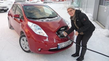 Elisabeth Bryn carga su auto eléctrico