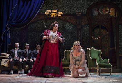 Elisabeth Canis como Jezibaba y Daniela Tabernig en el papel de Rusalka