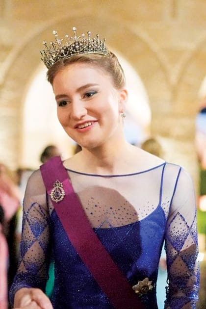 Elisabeth de Bélgica acompañó su diseño de Armani Privé con la tiara de diamantes que sus padres le regalaron al cumplir la mayoría de edad, en 2019. 