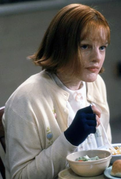 Elisabeth Moss, casi irreconocible, en una escena de la película