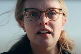 La reina del terror admirada por Stephen King llega a la pantalla interpretada por Elisabeth Moss