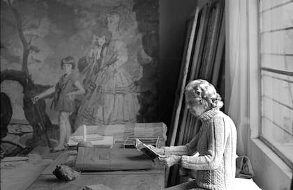 Elisabeth Smidt de Ortiz Echagüe en el estudio de su marido en La Holanda.