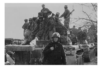 Elisabetta Piqué en el frente en 2001: los tanques avanzan hacia Kunduz