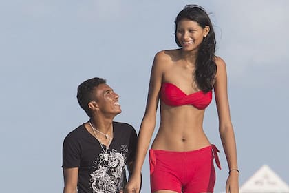 Elisany da Cruz Silva, la adolescente brasileña de 18 años que mide más de dos metros, aceptó casarse