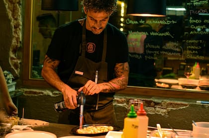 Eliseo Martínez en acción desde su cocina abierta y a la vista de los comensales