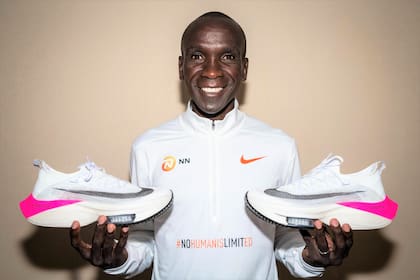 Eliud Kipchodge con las "zapatillas mágicas": las Alphafly Next%, que usó en 2020, con una plataforma inusual